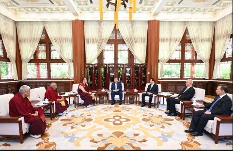 习近平接受班禅额尔德尼·确吉杰布拜见2 习近平接受班禅额尔德尼·确吉杰布拜见2